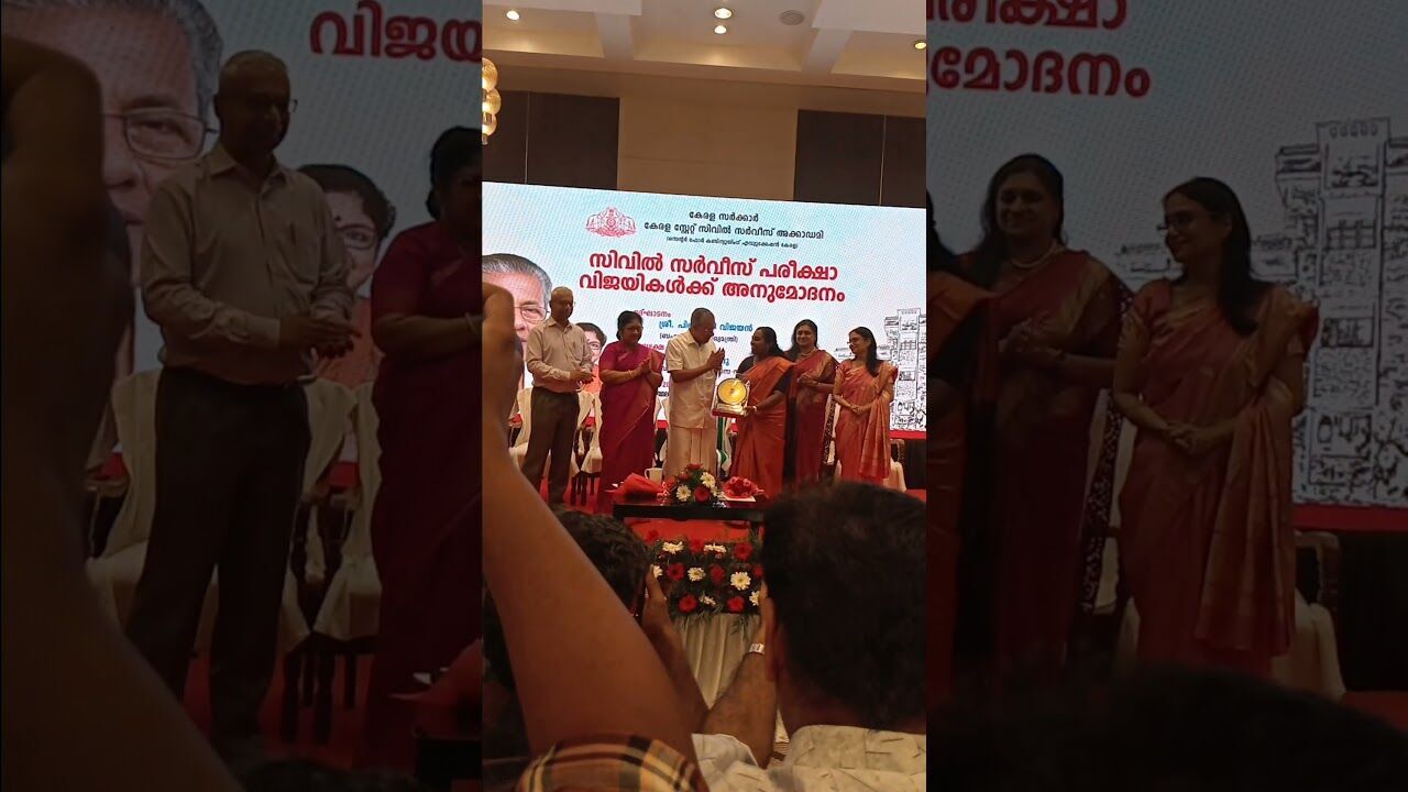 അഭിമാനത്തോടെ മുഖ്യമന്ത്രിക്ക് മുന്നില്‍ സിവില്‍ സര്‍വീസ് റാങ്ക് ഹോള്‍ഡര്‍ ജെ എസ് ശ്രീജ